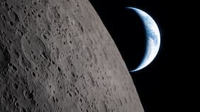 EE.UU., China y Rusia compiten por instalar reactores nucleares en la Luna y expertos advierten sobre riesgos radiactivos