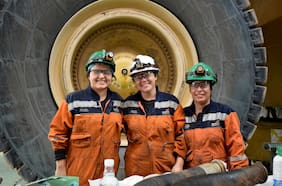 Más mujeres en faena: las iniciativas que están cambiando la composición de las industrias tradicionales