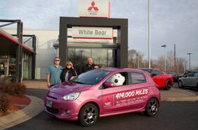 Mitsubishi de EE.UU. festeja a pareja que alcanzó en seis años 670 mil km a bordo de un Mirage