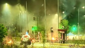 Encapuchados prenden barricadas y se enfrentan a piedrazos con carabineros tras desalojo de feria navideña ilegal en Peñalolén