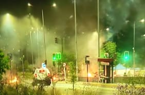 Encapuchados prenden barricadas y se enfrentan a piedrazos con carabineros tras desalojo de feria navideña ilegal en Peñalolén