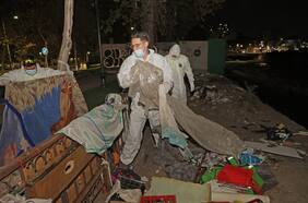 Municipios de Santiago y Recoleta remueven 18 rucos en Parque Forestal