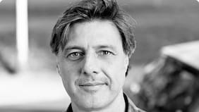 Escritor español Andrés Barba presenta en Chile su nueva novela “Auge y caída del conejo Bam”, una fábula sobre el poder