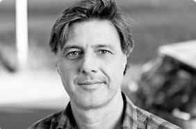 Escritor español Andrés Barba presenta en Chile su nueva novela “Auge y caída del conejo Bam”, una fábula sobre el poder