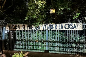 Nuevas Generaciones de la UDI instalan lienzo en casa de Salvador Allende tras fallo del TC