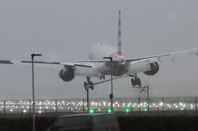 Registran el angustiante aterrizaje de un Boeing 777 en Inglaterra