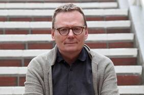 Autor de “Por qué fracasan las naciones”: “Si avanzas muy rápido en los cambios, puedes crear una fuerte reacción en contra. Supongo que eso es lo que pasa en Chile”