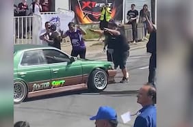 Haciendo drifting con autos tuneados: así fue el cierre de campaña de Parisi