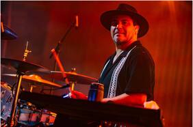 El baterista Mauricio Basualto deja Los Bunkers de manera definitiva