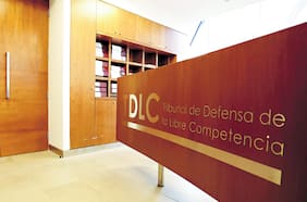 FNE pide al TDLC que confirme prohibición de fusión entre las isapres Nueva Masvida y Colmena