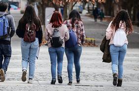 Estudio chileno muestra que universitarios que trasnochan son más propensos a la obesidad y mal rendimiento académico