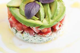 Tártaro de tomate, ají verde, palta y albahaca sobre ricota con hierbas