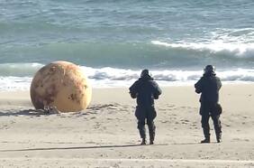 ¿Qué se sabe de la misteriosa bola gigante que apareció en una playa de Japón?