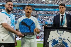 Con desechos marinos reciclados: el particular trofeo que sorprendió a Alexis Sánchez en el Marsella