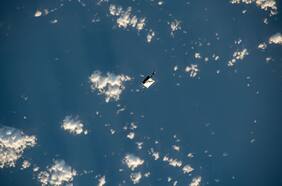 ¿Un bolso de herramientas? Telescopio detecta extraño objeto en el espacio