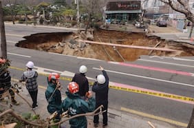 Motociclista muere al caer en un socavón de 20 metros de profundidad en Seúl