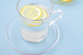 ¿De qué sirve tomar agüita de limón en ayunas?