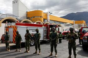 Más de medio centenar de agentes penitenciarios y policiales retenidos por presos en seis cárceles de Ecuador