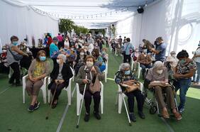 ¿Efecto de la vacuna? Adultos mayores hospitalizados en UCI bajan ocho puntos desde el inicio de la inmunización masiva