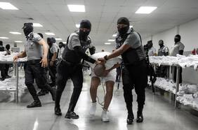 Casa Blanca niega haber desacatado orden del juez que ordenó parar la deportación de inmigrantes a El Salvador