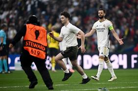 Invasión casi al pitazo: la final de la Champions tuvo que detenerse antes de los cinco minutos