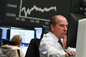 Mercados mundiales se recuperan tras la severa caída del viernes ¿Hubo sobrerreacción a la variante ómicron?