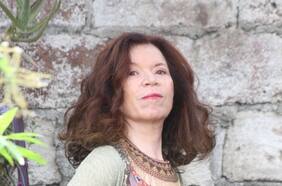 Tita Parra reedita en digital “Amor del Aire” y anuncia ciclo en histórica casa de Violeta