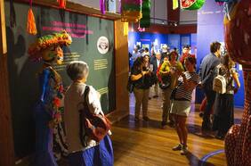 La didáctica muestra sobre la vida de Frida Kahlo y Diego Rivera en el Museo Artequin