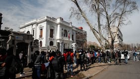 Protesta en Embajada de Haití: vocero de comunidad apunta a dificultades con certificados de antecedentes