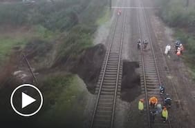 Socavón de gran tamaño atravesó línea férrea en Hualqui y mantiene tránsito suspendido