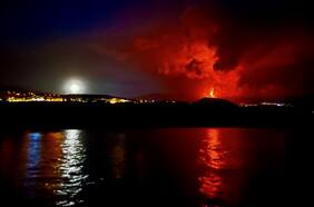 “El momento más enérgico del proceso eruptivo”: se intensifica erupción del volcán Cumbre Vieja en isla española de Canarias