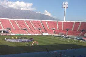 Camiseta negra y 199 balones en el área sur: los sentidos homenajes de la U a Carlos Campos