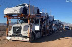 Hombre recién salido de la cárcel roba camión con 10 Corvettes para llegar a casa