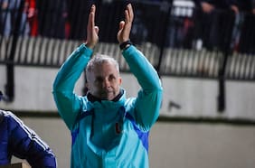 Celebra Gustavo Álvarez: la U suma dos refuerzos extranjeros para enfrentar el Torneo Nacional