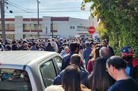 Aglomeraciones en colegio de Viña del Mar: votantes no pueden sufragar porque las mesas no están constituidas