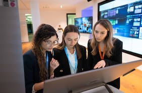 EY-Parthenon lanza desafío para empoderar a jóvenes mujeres en el área de la consultoría