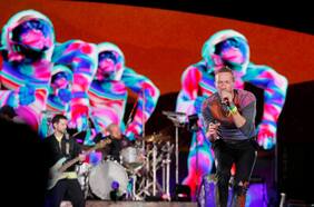 A Sky Full of Stars: la historia de la canción en que Coldplay pide no levantar los celulares