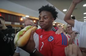 Comió completos, bailó cueca y se juntó con Arturo Vidal: así fue la caótica visita del streamer Speed por Chile