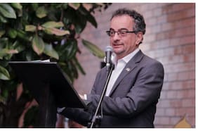 Exembajador británico en Chile fue destituido de su cargo en México tras filtración de video donde apunta con rifle a funcionario