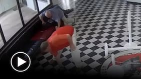 Director de escuela en Estados Unidos frustró un intento de tiroteo lanzándose sobre el atacante