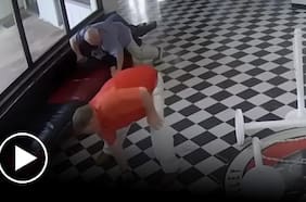 Director de escuela en Estados Unidos frustró un intento de tiroteo lanzándose sobre el atacante