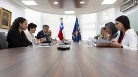 Con una presentación de 48 diapositivas: Aguilera y Chomali sostienen extensa bilateral por traspaso del Minsal