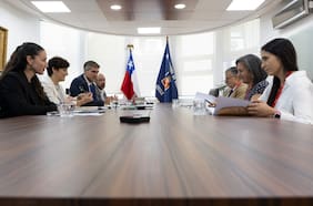 Con una presentación de 48 diapositivas: Aguilera y Chomali sostienen extensa bilateral por traspaso del Minsal