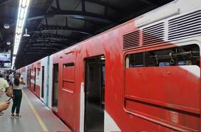 Cerca de 30 antisociales activan freno de emergencia y pintan siete vagones de un tren de Metro