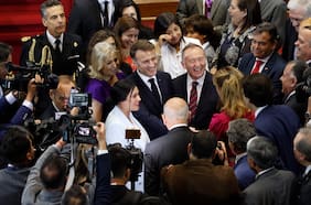 “Les enfants de la Patrie”: la francomanía que despertó la visita de Macron al Congreso chileno