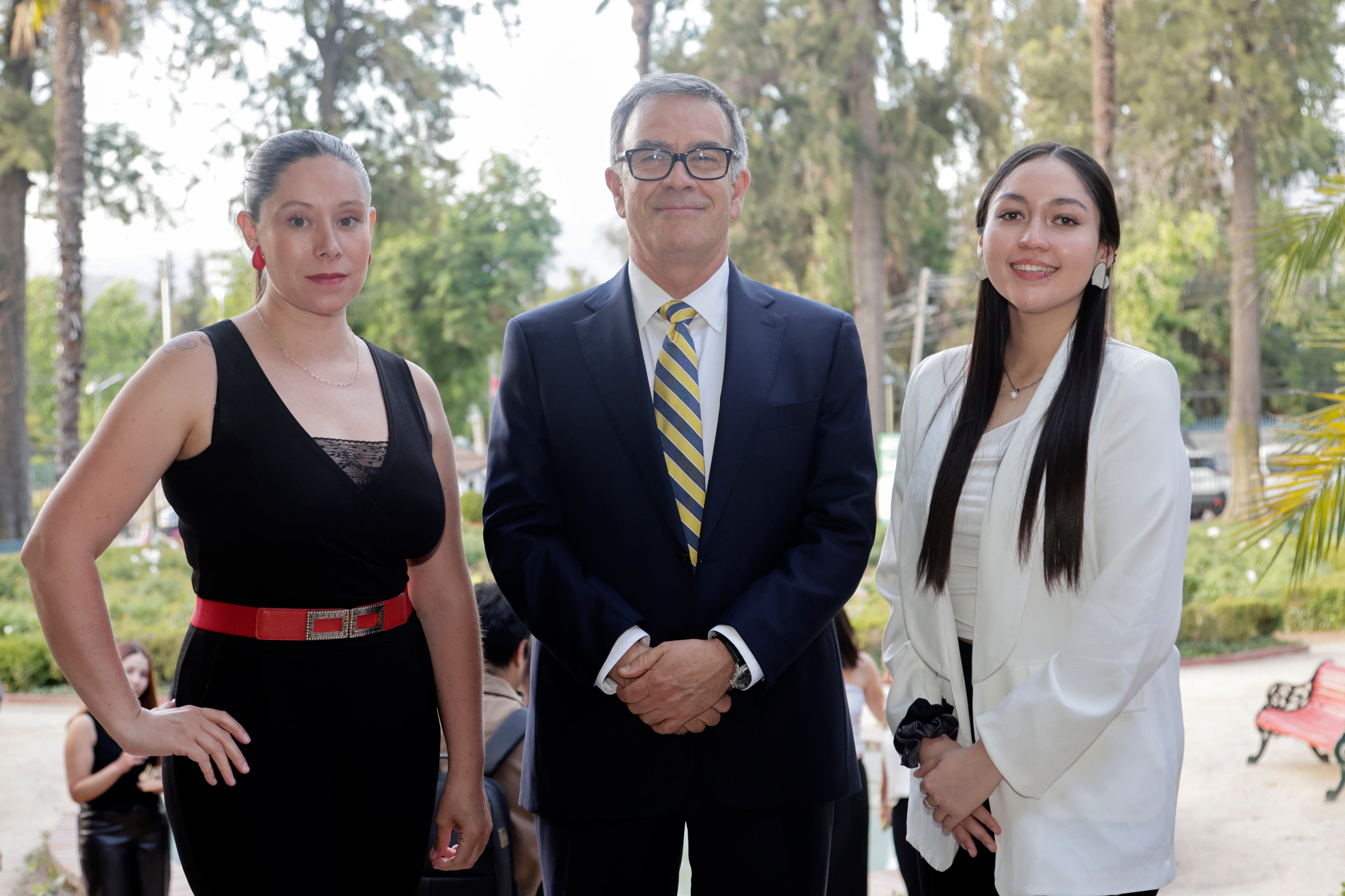 Polonia Zamora, estudiante becada; Jaime Vatter, vicerrector Académico de UDLA; y María Victoria Gálvez, estudiante becada.