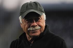 Carlos Caszely pasa el susto: el Rey del Metro Cuadrado recibe el alta médica y vuelve a casa