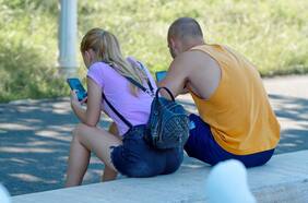 ¿Qué es el Phubbing? El molesto hábito con el celular que está separando a muchas parejas