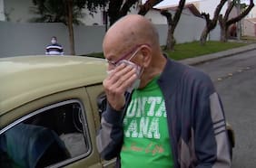 Profesor jubilado que debió vender su Escarabajo por apuros económicos, recibe la mejor sorpresa de parte de sus ex alumnos