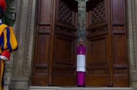 Con una demorada fumata negra parte el cónclave más impredecible de la historia reciente